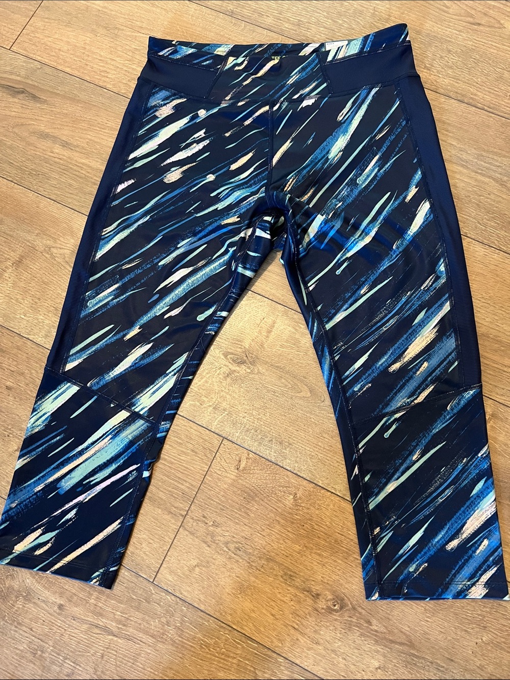 tek gear Navy Blue Capri Leggings with Blue & White Brushstroke Print